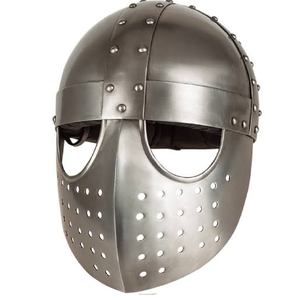 Casque en acier noir avec découpes en croix, fermeture latérale et fentes étroites pour les yeux, disponible à prix de gros. - Product Image 2