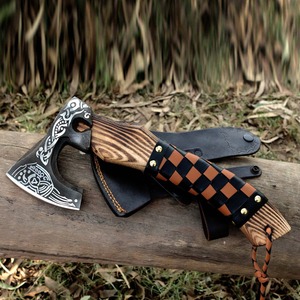 Hacha Vikinga de Acero al Carbono Grabada, Hacha con Mango de Madera y Cuero Trenzado, con Funda de Cuero - Product Image 3
