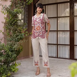 Ensemble coordonné beige en lin et coton brodé avec col chemise pour femme, pantalon droit à manches courtes, tenue décontractée style été - Product Image 1