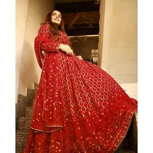 Lehenga Choli traditionnel chinois de créateur pour les fêtes, broderie et travail de séquence - Product Image 1