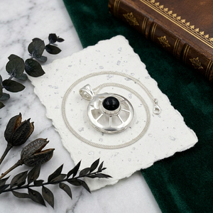 Collar con Colgante de Ónix Negro Hecho a Mano, Cadena de Cuerda, Piedra Preciosa de Ónix Negro Natural, Chapado en Plata, Acabado Mate Satinado, Latón Sin Níquel - Product Image 3