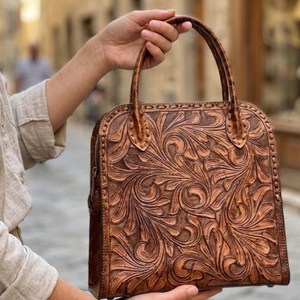 Bolso de Mano de Cuero Genuino Hecho a Mano para Mujer – Bolso de Hombro y Tote con Grabado Floral Vintage - Product Image 3