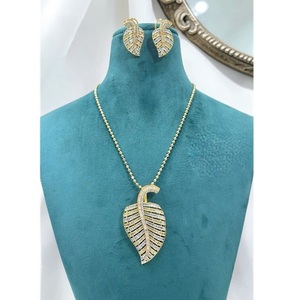 Hermoso Collar con Colgante de Latón Chapado en Oro de Primera Calidad con Juego de Aretes para Mujer, Ideal para Bodas - Product Image 1
