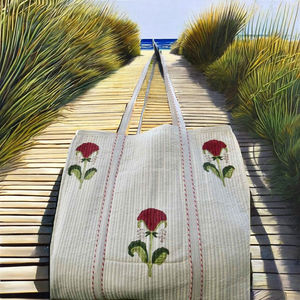 Bolso tote hecho a mano con estampado floral y múltiples parches, ideal para viajes, compras y uso diario. - Product Image 1