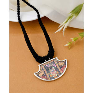 Collar de Plata Pintado a Mano con Diseño de Shrinathji de Meera Jaipur - Product Image 3