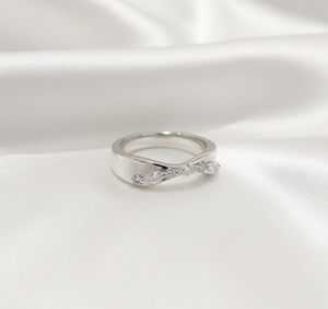 Anillo de compromiso de plata de ley S925 con moissanita de corte marquesa y brillante alternado, engastado con puntas, curvado y ancho, tipo banda de boda contorneada - Product Image 3