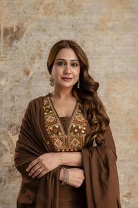 Ensemble élégant de kurta, pantalon et dupatta brodés marron café avec doublure complète pour femmes, idéal pour les occasions de mariage traditionnelles - Product Image 3