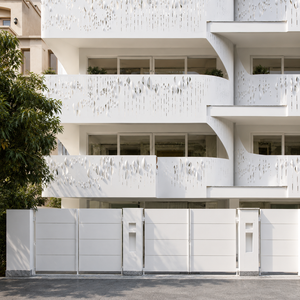 Panneau de façade perforé moderne en aluminium blanc pour revêtement de balcon et design d'élévation extérieure de bâtiment pour villa et maison - Product Image 2
