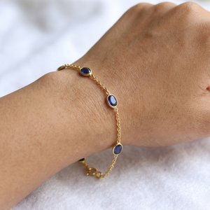 Bracelet en argent sterling 925 plaqué or avec saphir bleu naturel ovale serti clos, collection Memoria Jewels, vente en gros - Product Image 5