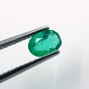 พลอยมรกตธรรมชาติจากราชสถาน HAYAAT GEMS 0.55 กะรัต มรกตเจียระไนทรงรี สีเขียว ขนาด 6.5x4.5x3.5 มม. สำหรับทำเครื่องประดับ - Product Image 4