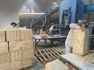 Pellet de madera de acacia vietnamita Premium para mascotas pequeñas, virutas de pino secas Premium, excelente ropa de cama para animales, residuos agrícolas a la venta - Product Image 3