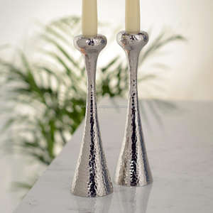 Candelabros cónicos de aluminio de trabajo martillado acabado plateado para el hogar sala de estar Mesa decorativa vela cónica - Product Image 1