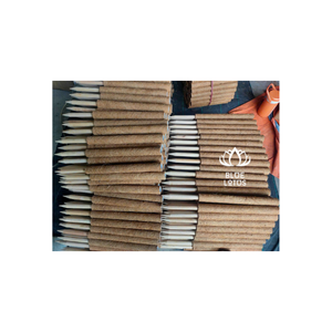 Postes de fibra de coco natural diseñados para soportar plantas trepadoras, mejorar el crecimiento y enriquecer los espacios de jardín interiores y exteriores. - Product Image 1