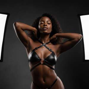 Soutien-gorge à bretelles en cuir véritable |   Sous-vêtements en cuir faits à la main |   Conception de sangle dorsale réglable - Product Image 1