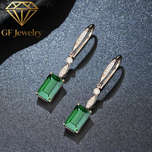 Boucles d'oreilles pendantes en or rose 18 carats avec tourmaline verte de laboratoire de 3,02 carats, taille émeraude, et diamants latéraux, style vintage, bijoux d'oreille. - Product Image 1