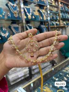 Ensemble de collier élégant plaqué or Kundan avec perles et cristaux, design floral pour femmes, bijoux de mariage - Product Image 1