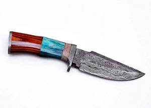 Couteau utilitaire robuste d'extérieur en acier Damas forgé à la main, avec manche en résine turquoise et bois de rose, et garde en Damas - Product Image 1