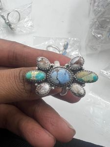 Anillo de Turquesa Verde Sonara con Caballo Blanco y Colina Dorada, Anillo de Cobre y Plata con Turquesa, Anillo Agrupado, Joyería del Oeste y Suroeste - Product Image 2
