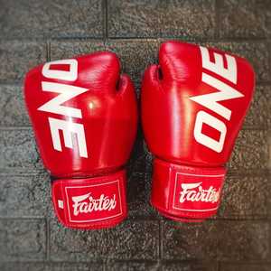 ถุงมือชกมวยราคาประหยัดแบบกำหนดเอง ถุงมือชกมวย Twins ระดับมืออาชีพ อุปกรณ์ต่อสู้แบบกำหนดเอง ถุงมือสำหรับฝึกซ้อม ทำจากหนังแท้ - Product Image 2