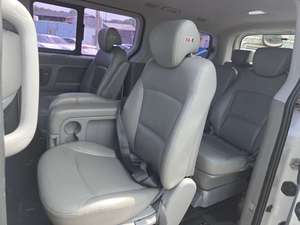 Fourgonnette d'occasion Hyundai Starex 2017 blanche, toit surélevé, pour 12 passagers, véhicule d'occasion coréen - Product Image 4