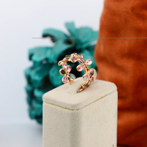 แหวนดอกทัวร์มาลีนหลากสีธรรมชาติประดับเพชรในทองคำแท้ 18K สีเหลือง – แหวนพลอยรูปกลุ่มดอกไม้ - Product Image 4