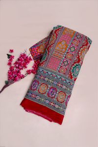 Tissu imprimé géométrique rouge à motifs décoratifs avec bordure épaisse pour la confection de robes Kurti, tissu pour vêtements ethniques. - Product Image 2