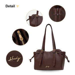 Sac à bandoulière pour femme Hody en cuir synthétique de qualité supérieure, motif litchi noir, fermeture éclair, deux poignées, doublure en satin, minimaliste - Product Image 4