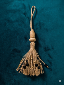 Décoration bohème en bois avec pompons et perles pour accrocher à l'intérieur, comme accent décoratif pour la maison - Product Image 1