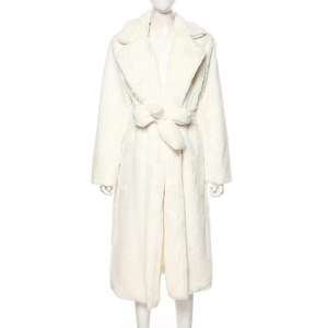 Manteau long en fausse fourrure moelleuse et surdimensionné Nesta Sports 2021, style coréen, pour femme, blanc, chaud, avec capuche et ceinture à revers - Product Image 1