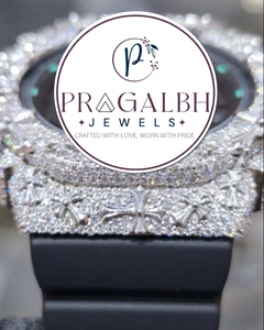 นาฬิกาข้อมือผู้ชาย Pragalbh Jewels รุ่นหรูหรา ประดับเพชรแบบ Iced Out Pavé ตัวเรือนสเตนเลสสตีล สายยาง ควอตซ์ อนาล็อก พร้อมกรอบหน้าปัดรูปกากบาทแบบสั่งทำพิเศษ - Product Image 5