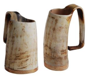 Handgefertigter Büffelhorn-Becher Natürliche Form Geschnitztes Wikinger-Runen-Design Langlebiges Kunsthandwerk für Sammlerstück Ausstellungshornbecher - Product Image 4