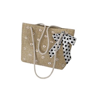 Llama la atención en cada calle de la ciudad con este dinámico bolso de hilo natural con lazos de lunares y asas de cuerda suave. - Product Image 4