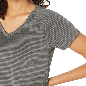 T-shirt femme slim fit au design élégant, tendance et stylé, avec logo personnalisable et couleur unie, col en V. - Product Image 6