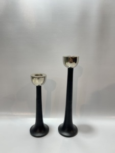 Ensemble de 2 bougeoirs modernes bicolores noir et argent en aluminium, supports élégants pour bougies coniques en forme de tulipe, décoration de centre de table - Product Image 1