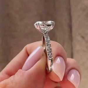 Bagues de fiançailles ovales de 4 carats, 4 mm de large, style cigare, en diamant de laboratoire 14k 18k, sertissage hybride à griffes, sur mesure, vente en gros, certifiées IGI - Product Image 4