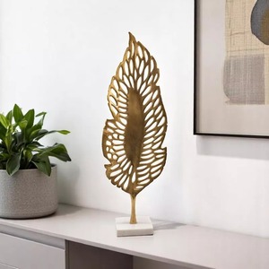Sculpture d'art en forme de plume plaquée or, décoration de table artistique, forme irrégulière, design contemporain fait main pour salon - Product Image 1