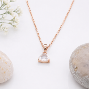 Collier pendentif en or rose avec diamant de laboratoire taille trilobé, bijou fin minimaliste pour femme, à porter au quotidien, charme solitaire - Product Image 1