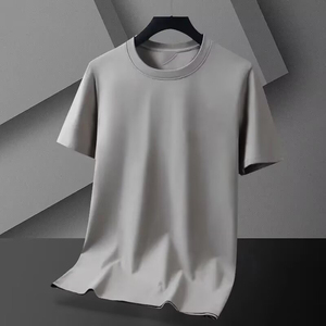 เสื้อยืดคอกลมแขนสั้นผู้ชายผ้าวอร์สเตดคอตตอน 100% ป้องกันขนร่วง ออกแบบโลโก้ตามสั่ง OEM สำหรับฤดูร้อน - Product Image 4