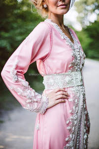 Caftan de couleur rose avec perles et lacets idéal pour les jeunes femmes du Moyen-Orient - Product Image 1