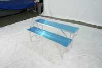 Table pliante moderne en aluminium avec base trépied réglable en hauteur, design peu encombrant pour usage extérieur et commercial quotidien
