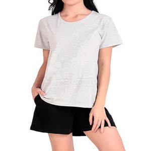 เสื้อยืดและกางเกงขาสั้นผ้าฝ้ายแท้ 100% ระบายอากาศได้ดี ความยาวเหนือเข่า สไตล์สตรีทแวร์ลำลองสำหรับผู้หญิง ขายส่ง รับสกรีนโลโก้ - Product Image 1