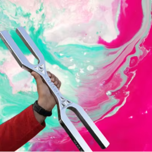 Diapason géant extra long avec clé DnA (256 Hz et 487 Hz) pour la guérison et la méditation avec marteau de frappe - Product Image 1