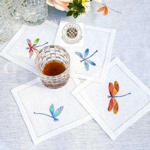 El bordado de libélulas coloridas se desliza sobre un fino lino natural, aportando un encanto veraniego a cócteles y fiestas en el jardín. - Product Image 1