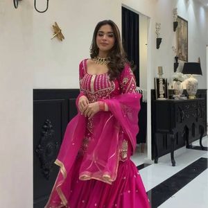 Ensemble de robe Sharara en soie Sindoor de créateur, orné de broderies de sequins, est un choix idéal pour les mariages et les festivals. - Product Image 5