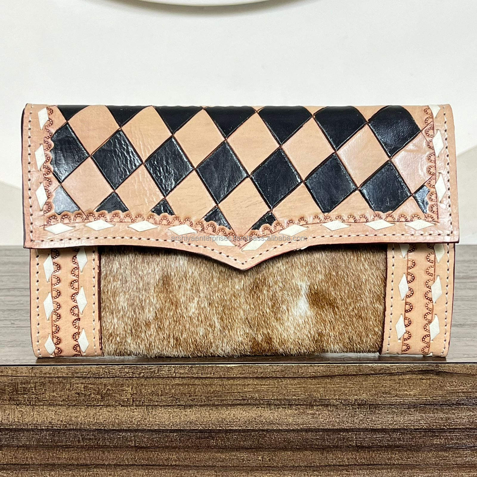 ตาหมากรุกสีดำและสีแทน