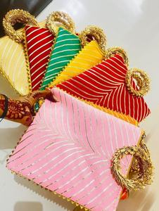 Ensemble de sacs à main Potli élégants faits à la main de style Leheriya avec poignées dorées, pochette ethnique multicolore vibrante pour mariages - Product Image 2