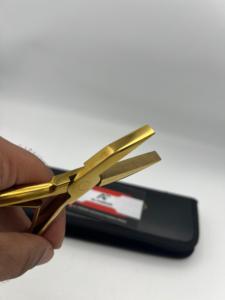 Pinzas de punta plana de acero inoxidable sólido de calidad premium, color oro plasma, para extensiones de cabello, con logotipo personalizado y estuches de cuero. - Product Image 3