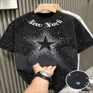 เสื้อยืดคอตตอนย้อมสีแบบวินเทจสำหรับผู้ชาย ดีไซน์เองได้ สไตล์ฮิปฮอป ประดับเพชรเทียม แฟชั่นแนวสตรีท คอกลม ใส่สบายๆ - Product Image 1