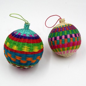 Boules de Noël décoratives en jonc de mer tressé, grandes et petites tailles - Product Image 3