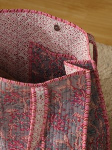 Sac fourre-tout en coton matelassé à motifs floraux OEM - Sac de courses réutilisable bohème et écologique - Product Image 4